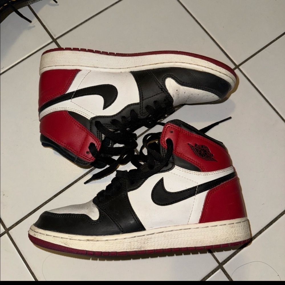 Nike Jordan 1s Black toes size 6Y (7.5W)